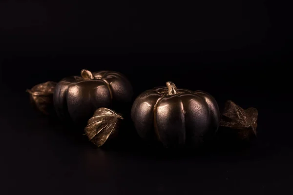 Ouro e abóbora preta de luxo. Banner minimalista bom para ação de graças e Halloween. — Fotografia de Stock