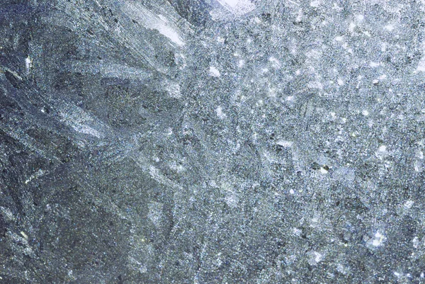 Рисунки льда на зимнем стекле — стоковое фото