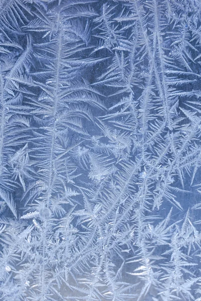 Modelli di ghiaccio su vetro invernale — Foto Stock