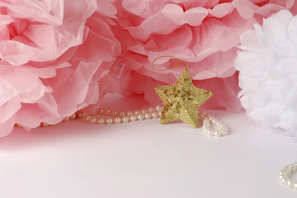 Estrela decorativa, pérolas e rosa e branco pom.Greeting pom ou cartão de convite com copyspace — Fotografia de Stock