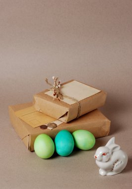 Vintage natürmort Paskalya yumurtaları, beyaz tavşan ve hediye ile Kraft kağıt kutular