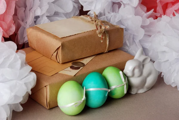 Vintage still life with easter eggs and gift boxes in craft paper — Stock Photo, Image