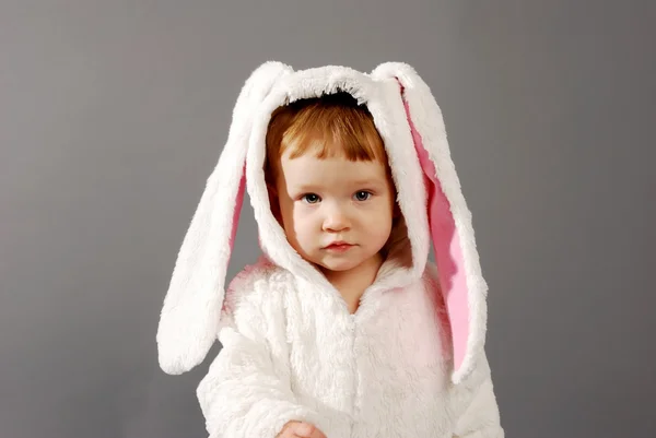Porträtt av en söt liten flicka klädd i Easter bunny kostym — Stockfoto