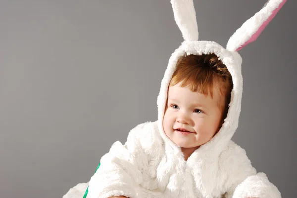 Portrait d'une jolie petite fille habillée en costume de lapin de Pâques — Photo