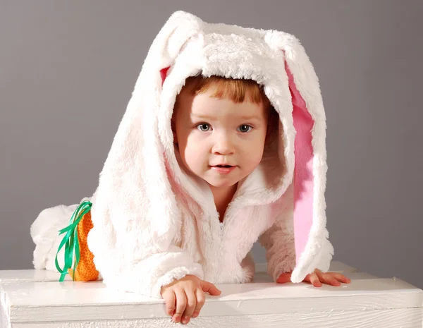 Portret van een schattig klein meisje gekleed in Easter bunny pak Rechtenvrije Stockfoto's