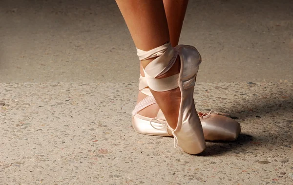 Pies de bailarina bailando en zapatillas de ballet — Foto de Stock