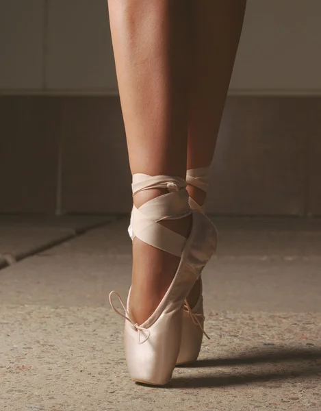 Pies de bailarina bailando en zapatillas de ballet — Foto de Stock