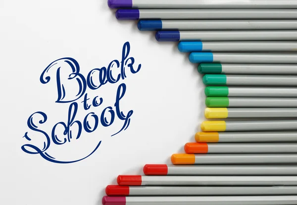 흰색 배경 및 손으로 학교를 다시 그린 다 색 슬레이트 연필 날카롭게 흑백 수채화 연필 — 스톡 사진