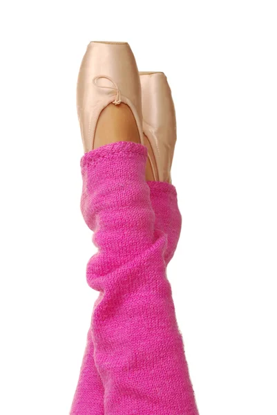 Μπαλαρίνες πόδια στο φωτεινό ροζ γκέτες απομονωθεί σε λευκό φόντο — Φωτογραφία Αρχείου