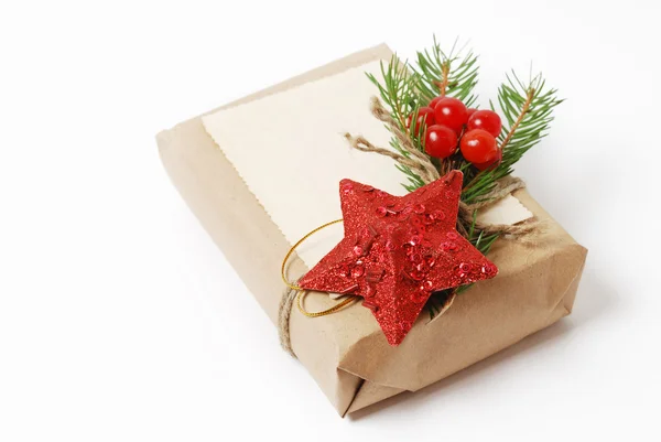 Ремесло подарункові коробки з Вітальна листівка для тексту. Різдво, новий рік свято фон ізольовані на білому — стокове фото