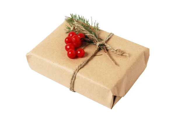 Ambachtelijke geschenkdozen met wenskaart voor tekst. Kerstmis, Nieuwjaar vakantie achtergrond geïsoleerd op wit — Stockfoto