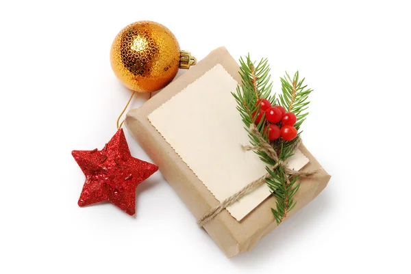 Ремесло подарункові коробки з Вітальна листівка для тексту. Різдво, новий рік свято фон ізольовані на білому — стокове фото