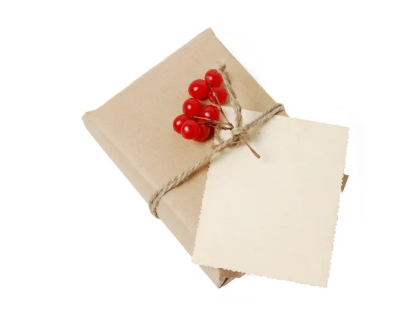 Cajas de regalo artesanales con tarjeta de felicitación para texto. Navidad, Año Nuevo fondo de vacaciones aislado en blanco — Foto de Stock