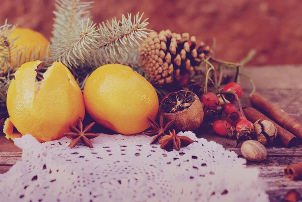 Рождество, новая елка Яер с мандаринами, специями, анисом, корицей палочки Винтажный тонированный фон — стоковое фото
