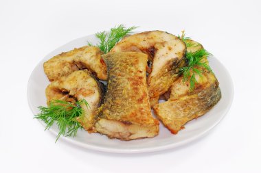 Kızarmış balık, beyaz arka planı izole bir plaka üzerinde Alaska Pollock veya Hake dilimleri