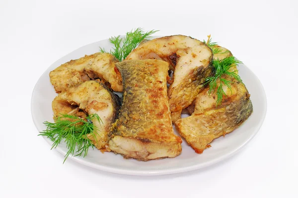 Жареная рыба, ломтики Аляски Поллок или Хейк на тарелке изолированы на белом фоне — стоковое фото