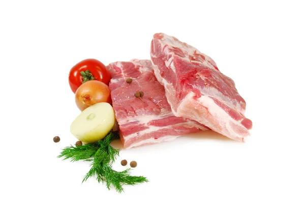 Surowe mięso. Wieprzowina brzuch, dwa kawałki z koperkiem, cebuli i pomidorów na białym tle — Zdjęcie stockowe