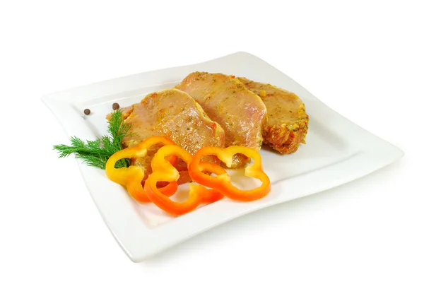 Surowe mięso. Plasterki filet wieprzowy z sause danie na białym tle przeciwko białym tle — Zdjęcie stockowe