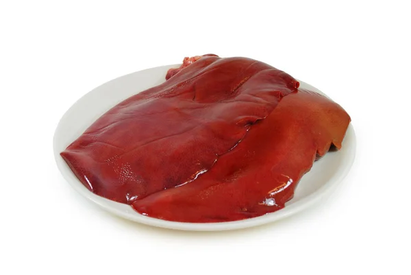Fígado suculento fresco cru em um prato contra fundo branco — Fotografia de Stock
