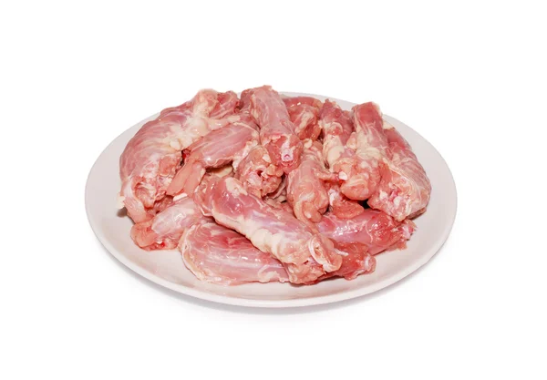 Miudezas de frango Pescoços frescos crus em um prato contra fundo branco — Fotografia de Stock