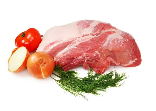 Φρέσκο ωμό κρέας. Χοιρινό κρέας από λαιμό διακοσμημένα με άνηθο, κρεμμύδι και ντομάτα απομονωθεί σε λευκό φόντο — Φωτογραφία Αρχείου