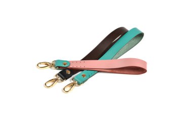 İzole edilmiş beyaz arka planda, yeşil, kahverengi, gri, deri, anahtarlık koleksiyonu ve kırpma yolu. Metalik hatıra yığını.