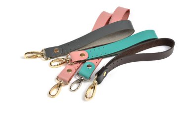 İzole edilmiş beyaz arka planda, yeşil, kahverengi, gri, deri, anahtarlık koleksiyonu ve kırpma yolu. Metalik hatıra yığını.