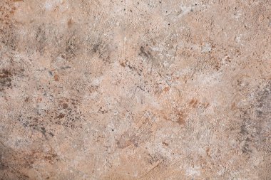 Beton bej kahverengi arka plan, sürtünme ve sıçrama izleri var. Yumuşak odaklı grunge tarzında desenli duvar dokusu. Metin için boşluk