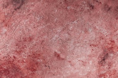 Soyut Beton kırmızı pembe arka plan, sürtünme ve sıçrama var. Yumuşak odaklı, grunge tarzında desenli duvar dokusu. Mesaj için yer var. ağ için kullan