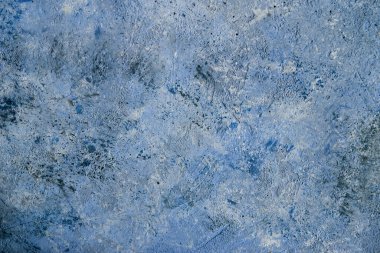 Soyut Beton koyu mavi arka plan, sürtünme ve sıçrama izleri var. Yumuşak odaklı, grunge tarzında desenli duvar dokusu. Mesaj için yer var. ağ için kullan