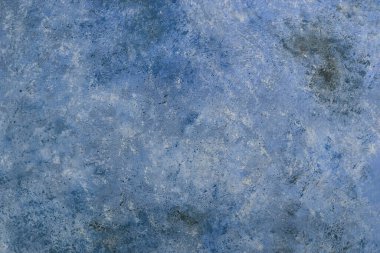 Soyut Beton koyu mavi arka plan, sürtünme ve sıçrama izleri var. Yumuşak odaklı, grunge tarzında desenli duvar dokusu. Mesaj için yer var. ağ için kullan