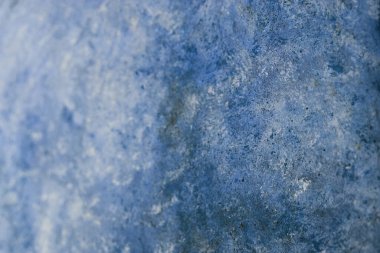 Soyut Beton koyu mavi arka plan, sürtünme ve sıçrama izleri var. Yumuşak odaklı, grunge tarzında desenli duvar dokusu. Mesaj için yer var. ağ için kullan