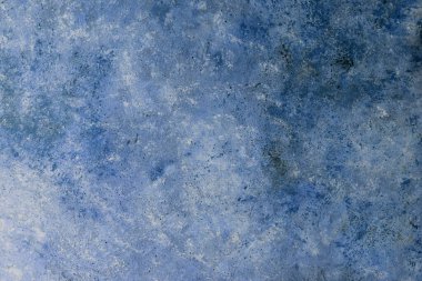 Soyut Beton koyu mavi arka plan, sürtünme ve sıçrama izleri var. Yumuşak odaklı, grunge tarzında desenli duvar dokusu. Mesaj için yer var. ağ için kullan