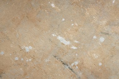 Beton bej kahverengi arka plan, çizikler ve siyah lekeler. Dokulu el yapımı duvar dokusu grunge tarzında. Mesaj için yer var. ağ için kullan