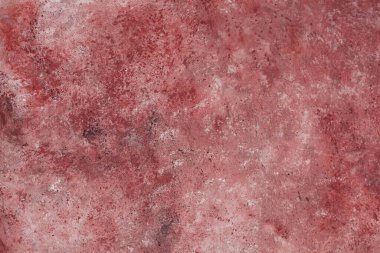 Soyut Beton kırmızı pembe arka plan, sürtünme ve sıçrama var. Yumuşak odaklı, grunge tarzında desenli duvar dokusu. Mesaj için yer var. ağ için kullan