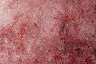 Soyut Beton kırmızı pembe arka plan, sürtünme ve sıçrama var. Yumuşak odaklı, grunge tarzında desenli duvar dokusu. Mesaj için yer var. ağ için kullan