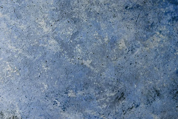 Soyut Beton koyu mavi arka plan, sürtünme ve sıçrama izleri var. Yumuşak odaklı, grunge tarzında desenli duvar dokusu. Mesaj için yer var. ağ için kullan