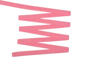 Giysiler için pembe iç çamaşırı lastiği ve beyaz arka planda sütyen, zikzak. İzole edilmiş.