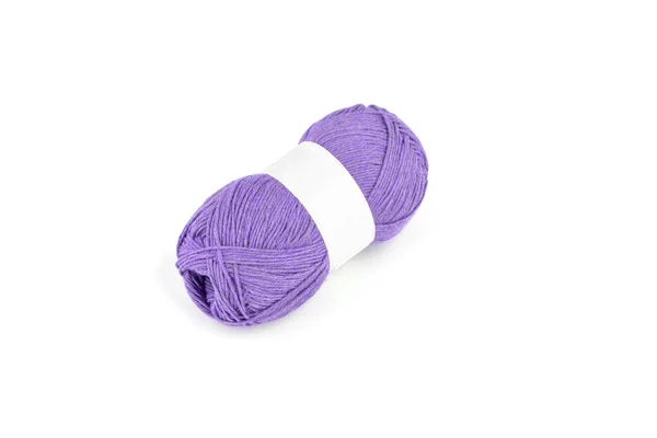 Tangle Hilo Color Púrpura Con Etiqueta Blanco Madeja Fondo Blanco —  Fotos de Stock