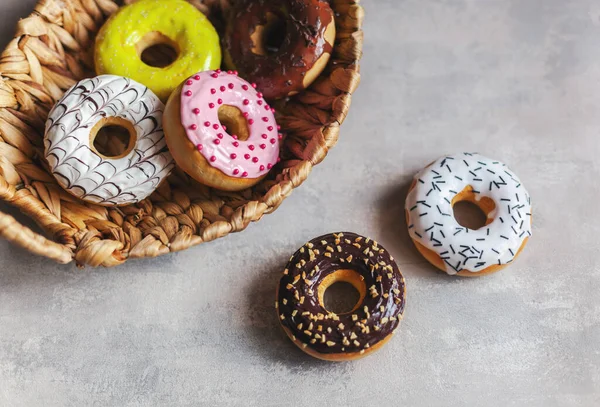 Doce Fresco Diferentes Donuts Coloridos Com Chocolate Fosco Vidros Polvilhas — Fotografia de Stock