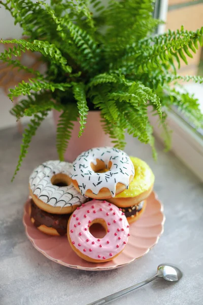 Doce Fresco Diferentes Donuts Coloridos Com Chocolate Fosco Vidros Polvilhas — Fotografia de Stock