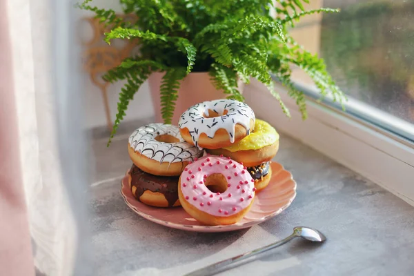 Doce Fresco Diferentes Donuts Coloridos Com Chocolate Fosco Vidros Polvilhas — Fotografia de Stock