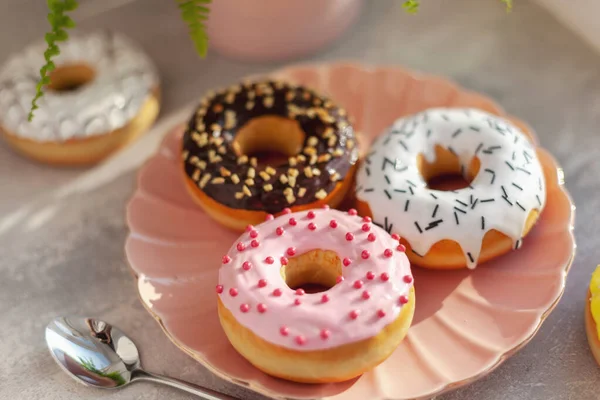 Doce Fresco Diferentes Donuts Coloridos Com Chocolate Fosco Vidros Polvilhas — Fotografia de Stock