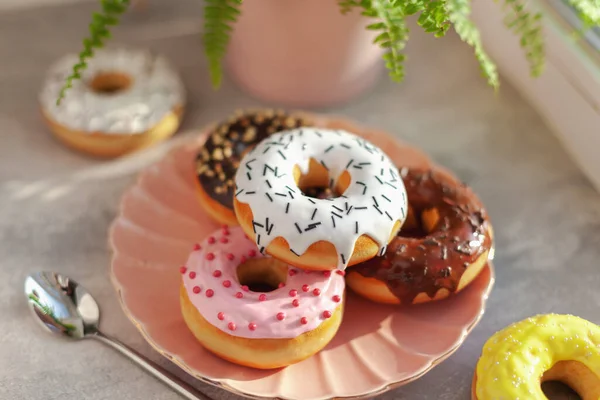 Doce Fresco Diferentes Donuts Coloridos Com Chocolate Fosco Vidros Polvilhas — Fotografia de Stock