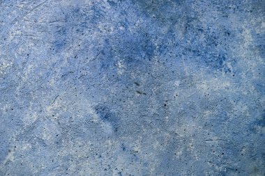 Soyut Beton koyu mavi arka plan, sürtünme ve sıçrama izleri var. Yumuşak odaklı, grunge tarzında desenli duvar dokusu. Mesaj için yer var. ağ için kullan