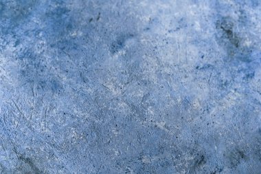 Soyut Beton koyu mavi arka plan, sürtünme ve sıçrama izleri var. Yumuşak odaklı, grunge tarzında desenli duvar dokusu. Mesaj için yer var. ağ için kullan