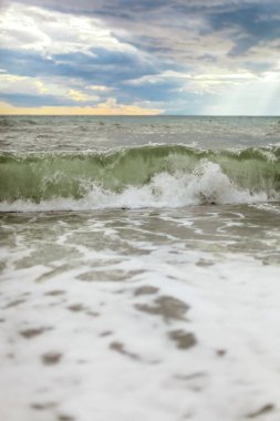 Yaz denizi ya da okyanus bulutlu gökyüzü, fırtına üstüne su sıçratarak dalgalanıyor. Metin için boşluk.