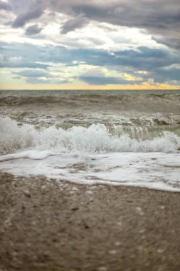 Yaz denizi ya da okyanus bulutlu gökyüzü, fırtına üstüne su sıçratarak dalgalanıyor. Metin için boşluk.