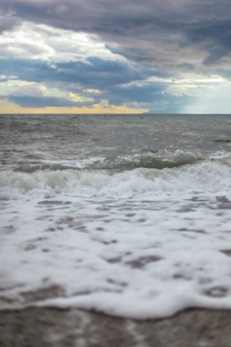 Yaz denizi ya da okyanus bulutlu gökyüzü, fırtına üstüne su sıçratarak dalgalanıyor. Metin için boşluk.