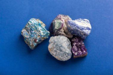 Doğal mineraller, klasik mavi arka planda değerli taşlar. Mücevher olarak kullan. Metin için boşluk.